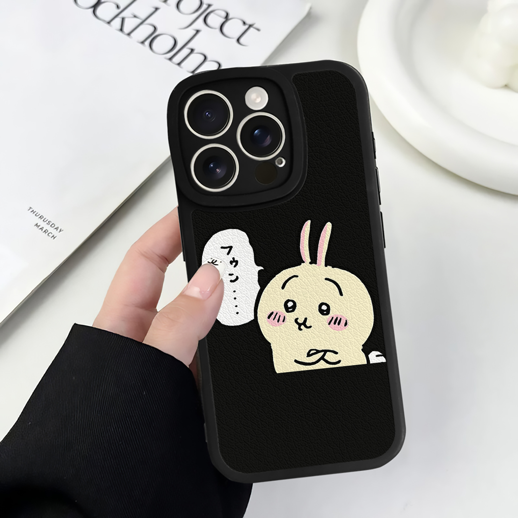 （画像用） ちいかわ うさぎ Chii-kawa usagi 【iPhone 16シリーズ対応】シリコンスマホケース（レザー調） 材質：シリコン